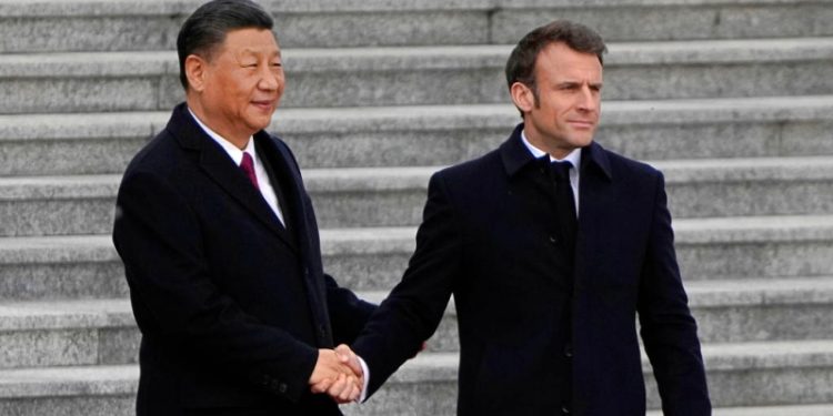 中共外交天花板已現?矢板明夫:盧沙野的去向預示著中共外交的走向。圖為2023年4月6日,法國總統馬克龍與中共國家主席習近平在北京會晤。(Getty Images)