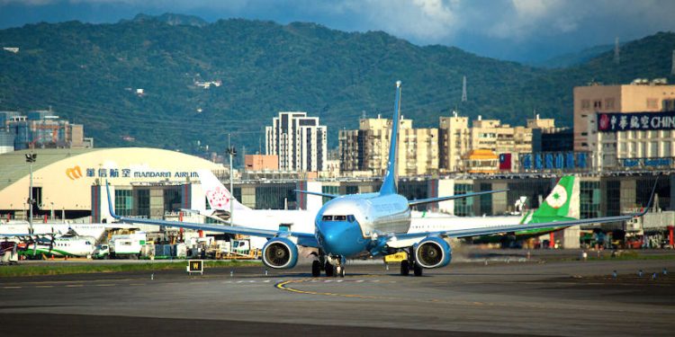 TAIPEI, TAIWAN - AUGUST 03: A U.S. government plane carrying Speaker of the House Nancy Pelosi (D-CA) takes off from Taipei Songshan Airport on August 03, 2022 in Taipei, Taiwan. Pelosi arrived in Taiwan on Tuesday as part of a tour of Asia aimed at reassuring allies in the region, as China made it clear that her visit to Taiwan would be seen in a negative light. (Photo by Annabelle Chih/Getty Images)