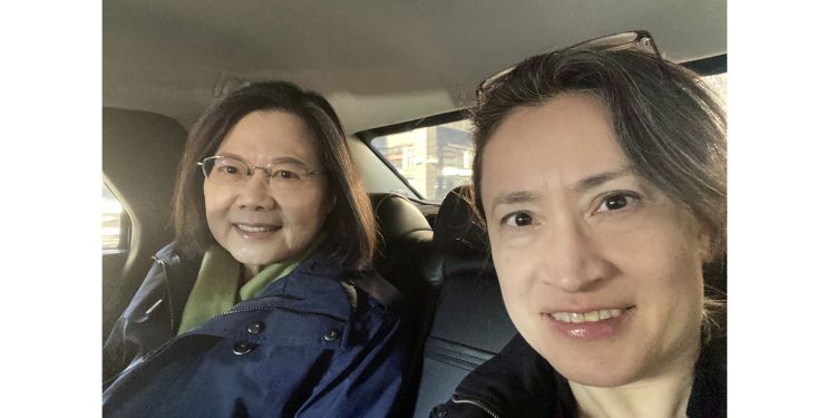 中共二次制裁蕭美琴 矢板明夫:黔驢技窮了。圖為台灣總統蔡英文(左)和台灣駐美代表蕭美琴(圖片:蕭美琴推特)