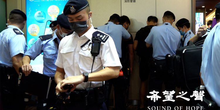 圖為反送中期間,大批警察在旺角搜查市民。(攝影:鄭銘)