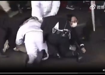 日本首相岸田文雄演講現場傳出爆炸聲，一男子被制服（圖片來源：視頻截圖）