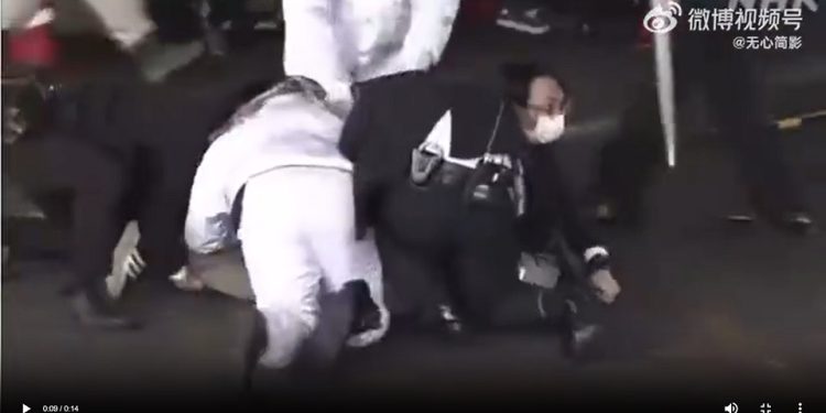日本首相岸田文雄演講現場傳出爆炸聲,一男子被制服(圖片來源:視頻截圖)