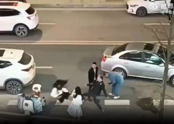湖南男子當街強吻、踹飛女孩 警方通報惹眾怒（視頻）
