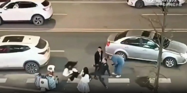 湖南男子踹飛女孩（圖片來源：視頻截圖）
