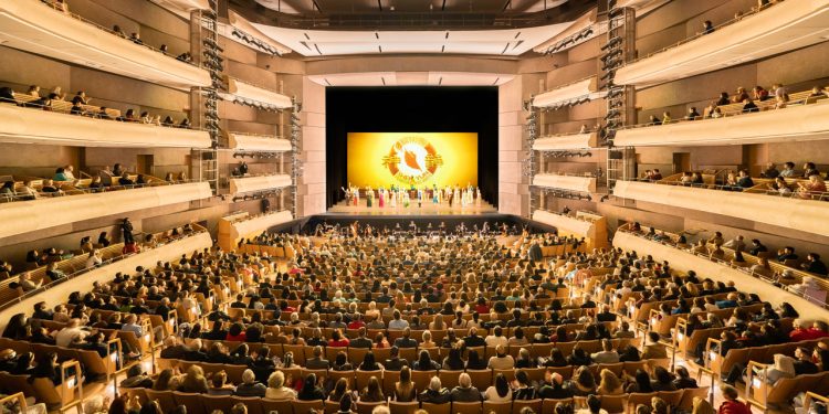 2023年4月9日下午,神韻巡迴藝術團在加拿大多倫多四季表演藝術中心(Four Seasons Centre for the Performing Arts)的最後一場演出再次爆滿。(攝影:艾文)