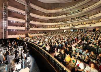 神韻巡迴藝術團在加拿大多倫多最負盛名的四季表演藝術中心（Four Seasons Centre for the Performing Arts）拉開了二零二三年多倫多神韻巡演的帷幕。（攝影：艾文）