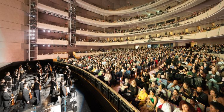 神韻巡迴藝術團在加拿大多倫多最負盛名的四季表演藝術中心（Four Seasons Centre for the Performing Arts）拉開了二零二三年多倫多神韻巡演的帷幕。（攝影：艾文）
