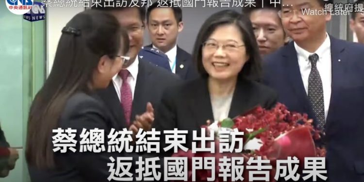 蔡英文總統於4月7日晚間抵達桃園國際機場（圖片來源：中央社視頻截圖）。