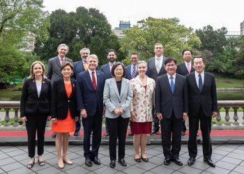 中共當局企圖通過乾預臺灣總統選舉、力推它選定的總統候選人的方式佔領臺灣。美國國會領袖指出在警惕北京這一手段的同時，還是要用「實力換和平」。圖為2023年4月8日，臺灣總統蔡英文（前中）宴請美國國會眾議院外交事務委員會主席邁克爾·麥考爾（Michael McCaul，前左三）率領的代表團。（圖片來源：English.president.gov.tw/CC0）