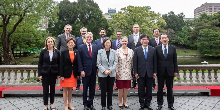 中共當局企圖通過乾預臺灣總統選舉、力推它選定的總統候選人的方式佔領臺灣。美國國會領袖指出在警惕北京這一手段的同時，還是要用「實力換和平」。圖為2023年4月8日，臺灣總統蔡英文（前中）宴請美國國會眾議院外交事務委員會主席邁克爾·麥考爾（Michael McCaul，前左三）率領的代表團。（圖片來源：English.president.gov.tw/CC0）