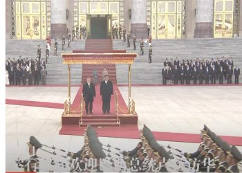 斡旋俄烏戰爭名義下 巴西再獲中共大訂單 盧拉會布馬克龍後塵嗎？圖為習近平舉行儀式歡迎巴西總統盧拉（視頻截圖）