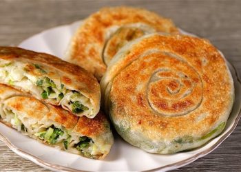 【梁廚美食】茅根雞骨草豬瘦肉湯/黑豆眉豆功效/蔥油餅