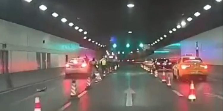 南京交警隧道內查酒駕被撞飛（圖片來源：視頻截圖）
