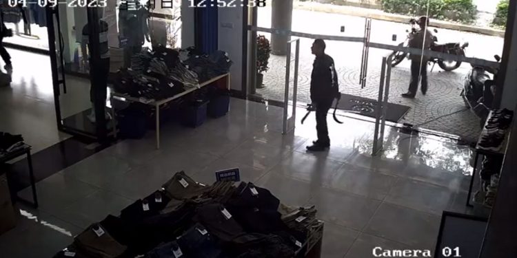 廣東普寧一位男子拿廉刀砍人（圖片來源：視頻截圖）