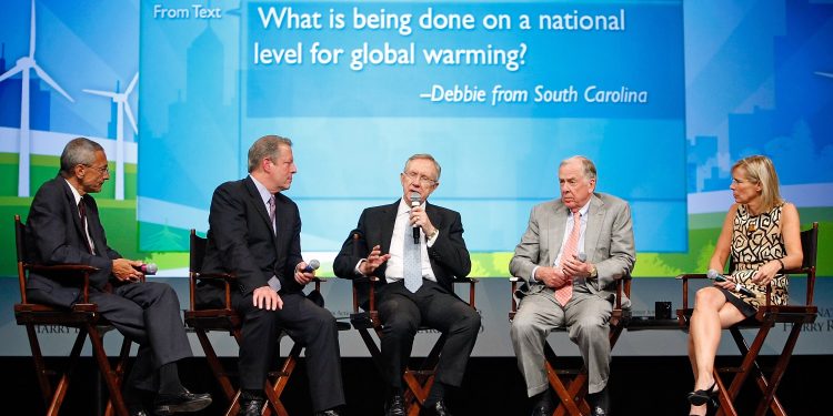 在一定程度上,綠色能源議程讓美國抗擊中共的焦點變的模糊,抓不住關鍵。圖為2009年8月10日,在美國內華達州拉斯維加斯舉行了「國家清潔能源峰會2.0」,美國政商界要員參加討論。(圖片來源:Ethan Miller/Getty Images)