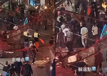 重慶男子持菜刀大街上亂砍人 現場兩警察躲得遠遠的（視頻）