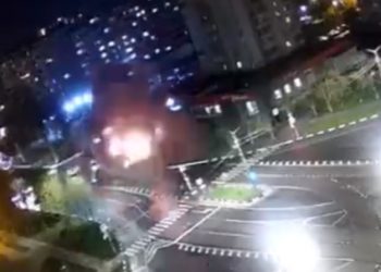 2023年4月20日，俄軍蘇愷-34戰機飛越境內城市別爾哥羅德上空時，意外擊發武器，造成數棟建築物毀損，州長一度宣布進入緊急狀態。（視頻擷圖）