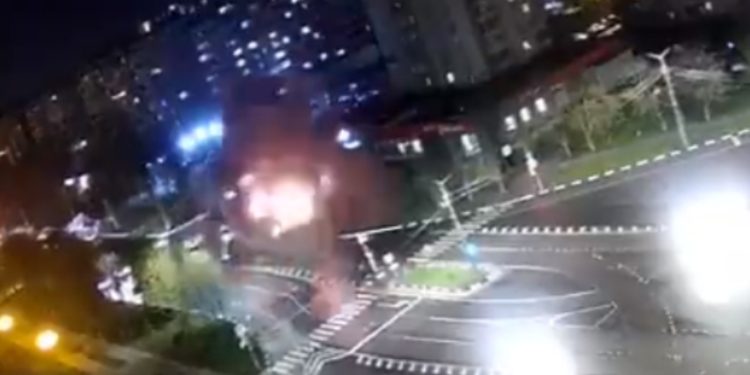 2023年4月20日,俄軍蘇愷-34戰機飛越境內城市別爾哥羅德上空時,意外擊發武器,造成數棟建築物毀損,州長一度宣布進入緊急狀態。(視頻擷圖)