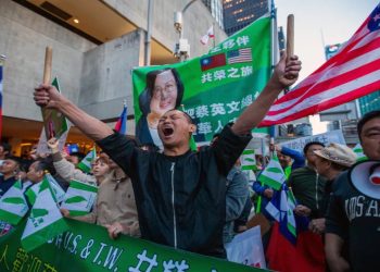 支持蔡英文總統現場。中間擧臂者為界立建先生。（來源：界立建推特）