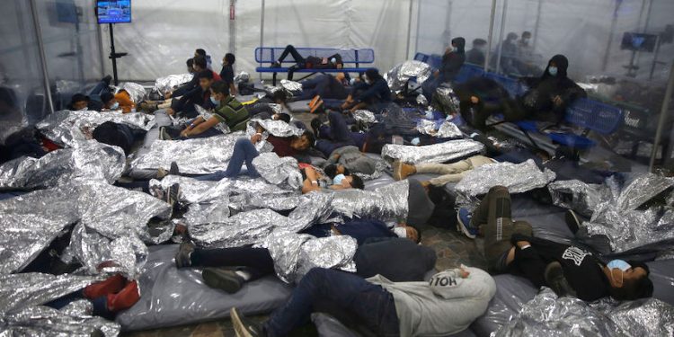 2021年3月30日,在德克薩斯州Donna,由海關和邊境巡邏隊(CBP)管理的國土安全部拘留設施內被安置的多達數百的無人陪伴移民兒童。(圖片: Dario Lopez-Mills - Pool/Getty Images)