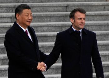 2023年4月6日，中共國家主席習近平在北京人民大會堂與來訪的法國總統馬克龍會面。（Ng Han Guan - Pool/Getty Images）