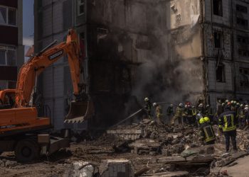 2023年4月28日，俄羅斯飛彈攻擊烏克蘭中部城市烏曼，數十人死傷，一棟住宅樓被毀，消防員緊急搶救。（Roman Pilipey/Getty Images）
