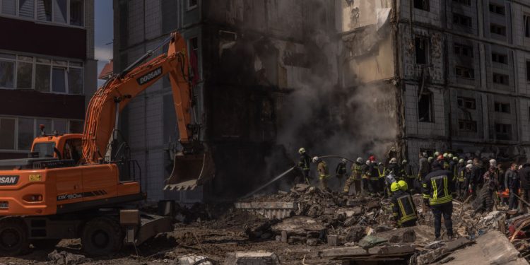 2023年4月28日，俄羅斯飛彈攻擊烏克蘭中部城市烏曼，數十人死傷，一棟住宅樓被毀，消防員緊急搶救。（Roman Pilipey/Getty Images）