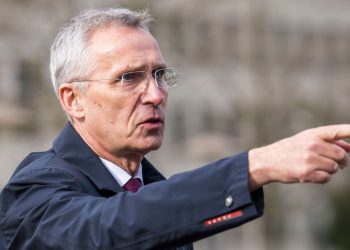 北约秘书长斯托尔滕贝格（Jens Stoltenberg）对习泽通话表示欢迎。图为2023年4月21日，斯托尔滕贝格在德国拉姆施泰因空军基地举行的乌克兰国防联络小组会议前对媒体发表讲话。(图片：Thomas Lohnes/Getty Images)