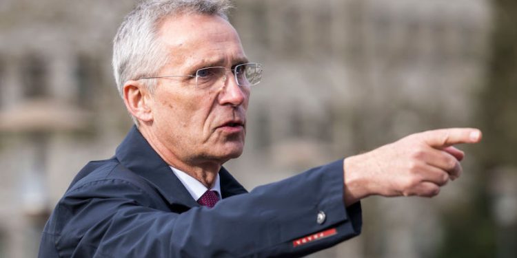 北约秘书长斯托尔滕贝格(Jens Stoltenberg)对习泽通话表示欢迎。图为2023年4月21日,斯托尔滕贝格在德国拉姆施泰因空军基地举行的乌克兰国防联络小组会议前对媒体发表讲话。(图片:Thomas Lohnes/Getty Images)