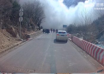 驚悚一幕！西藏雪崩衝上川藏公路 網友：差點遭遇危險
