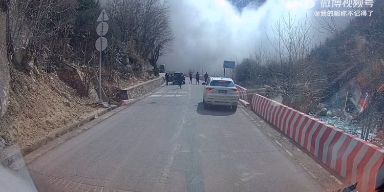 西藏雪崩衝上川藏公路（圖片來源：視頻截圖）