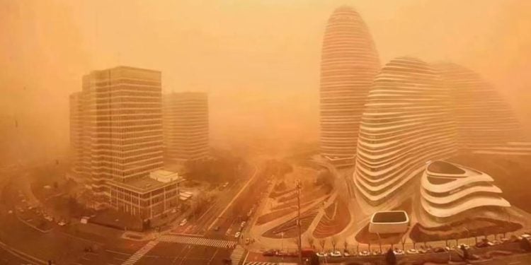 強沙塵暴襲擊多個中國城市 王維洛:連續的乾旱可能會導致農民造反。圖為沙塵暴籠罩下的中國城市(圖片翻拍自微博)