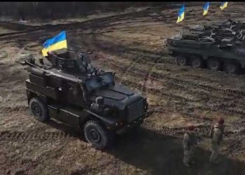 美國的史崔克（Stryker vehicle）和美洲獅裝甲車日前已經送抵烏克蘭。 （推特視頻截圖）