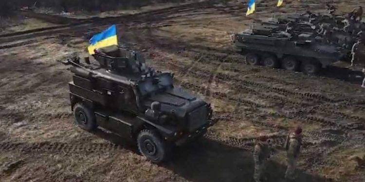 美國的史崔克(Stryker vehicle)和美洲獅裝甲車日前已經送抵烏克蘭。 (推特視頻截圖)