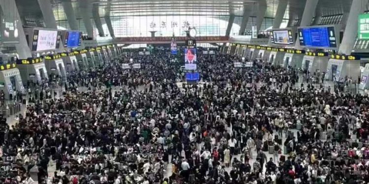 中國現五一出遊熱潮 世衛警告中共病毒變種「大角星」病毒傳播風險 (圖:翻攝自微博)