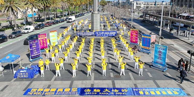 法輪功遭中共迫害24年來 修者日眾。圖為2023年4月22日,法輪功學員在舊金山渡輪廣場集體煉功。(希望之聲╱David Zheng)