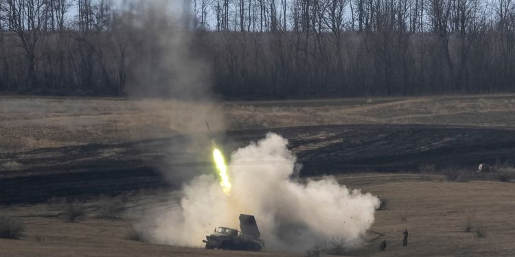 Editorial #1470796023:烏克蘭陸軍部隊於 2023 年 3 月 2 日在烏克蘭東部的頓涅茨克地區向俄羅斯陣地發射 BM-21“Grad”火箭。圖片:John Moore/Getty Images)