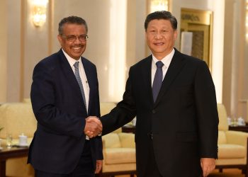 雖然緊急狀態結束了，但病毒大流行在全球範圍內尚未結束，而對中共當局可能是病毒傳播的始作俑者的調查正在繼續當中。圖為2020年1月28日，在中國北京人民大會堂，世界衛生組織總幹事譚德塞（Tedros Adhanom，左）與中國國家主席習近平握手。（圖片來源：Naohiko Hatta-Pool/Getty Images）
