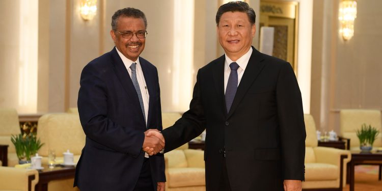 雖然緊急狀態結束了，但病毒大流行在全球範圍內尚未結束，而對中共當局可能是病毒傳播的始作俑者的調查正在繼續當中。圖為2020年1月28日，在中國北京人民大會堂，世界衛生組織總幹事譚德塞（Tedros Adhanom，左）與中國國家主席習近平握手。（圖片來源：Naohiko Hatta-Pool/Getty Images）