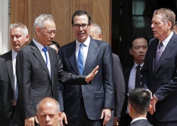中共一直在對美國發動「經濟戰」，這是它的所謂「全球主導地位」計畫的關鍵。圖為2019年5月10日，華盛頓特區，時任美國貿易代表羅伯特·萊特希澤（Robert Lighthizer，右一）和美國財政部長史蒂文·姆努欽（Steven Mnuchin，右二）與時任中共副總理劉鶴（右三）舉行會議談判關稅問題。（圖片來源：Chip Somodevilla/Getty Images）