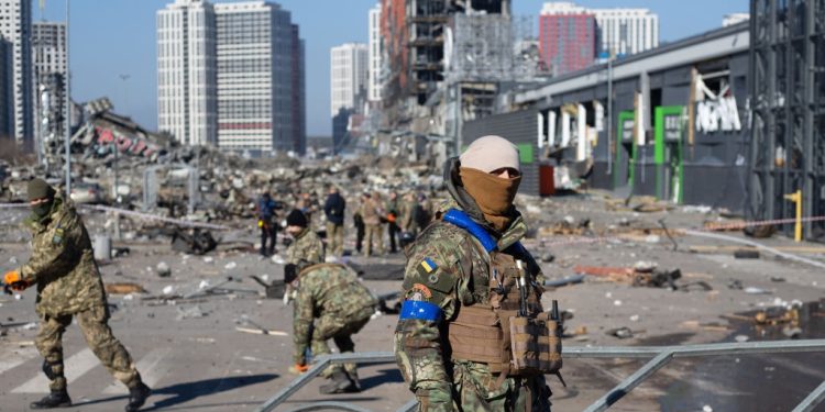 Editorial #1239390888:2022 年 3 月 21 日,在烏克蘭基輔的購物中心遭到火箭襲擊,烏克蘭軍人出現在爆炸現場。(圖片: Anastasia Vlasova/Getty Images)