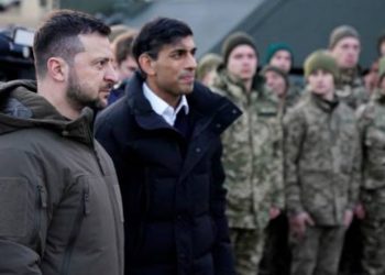 英國率先開炮軍援烏克蘭遠程武器。圖為2023年2月8日，烏克蘭總統澤連斯基（左）和英國首相蘇納克（中）在英格蘭南部軍事設施會見正在受訓的烏克蘭軍隊。（ANDREW MATTHEWS/POOL/AFP via Getty Images）