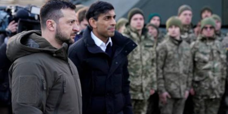 英國率先開炮軍援烏克蘭遠程武器。圖為2023年2月8日,烏克蘭總統澤連斯基(左)和英國首相蘇納克(中)在英格蘭南部軍事設施會見正在受訓的烏克蘭軍隊。(ANDREW MATTHEWS/POOL/AFP via Getty Images)