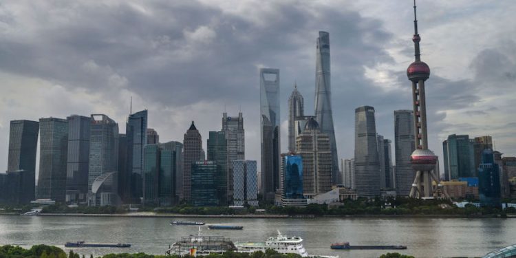黃浦江及東方明珠電視塔和上海塔一景。(圖片: Kevin Frayer/Getty Images)