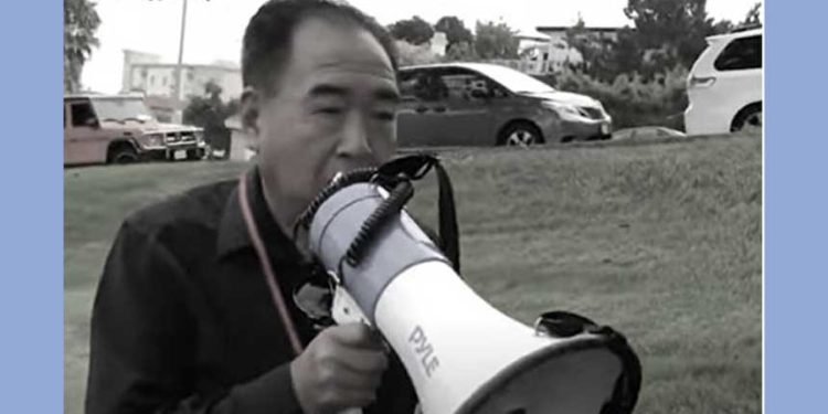 5月26日,中共特工陳軍因涉嫌參與對法輪功的跨國迫害而被美國司法部逮捕。圖為2019年9月16日陳軍手持喇叭威脅異見華人「回不了中國」。(視頻截圖/希望之聲合成)