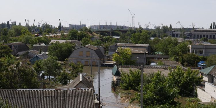 圖為,2023年6月7日,烏克蘭赫爾松市,卡霍夫卡大壩被毀後,第聶伯羅附近被淹沒的地區。(圖片: Alex Babenko/Getty Images)