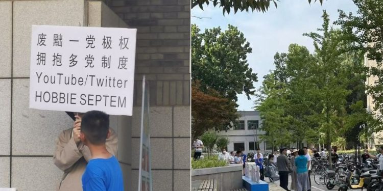 北大男子舉牌：廢黜一黨極權 擁抱多黨制度（圖片來源：網絡）