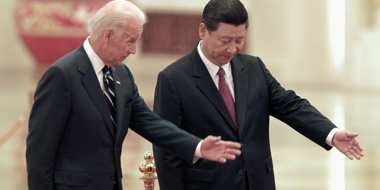 拜登說他和習近平在青藏高原同行了幾萬里，關係很深，但之前他又抨擊對方是「獨裁者」，這讓局面變得很複雜。圖為2011年8月18日，在中國北京人民大會堂舉行的歡迎儀式上，時任中國國家副主席習近平邀請時任美國副總統喬·拜登（Joe Biden）觀看儀仗隊。（圖片來源：Lintao Zhang/Getty Images）