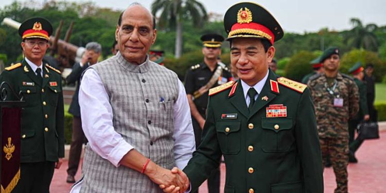 2023 年 6 月 19 日，印度國防部長拉傑納特·辛格（Rajnath Singh）（左）和越南國防部長潘文江將軍（Phan Van Giang）（右）在印度新德里舉行的招待會期間握手。 （圖片：Kabir Jhangiani/NurPhoto via Getty Images)