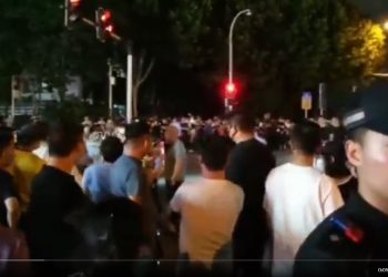 「六四」武漢出事！家長們準備遊行遭警察圍堵（視頻）